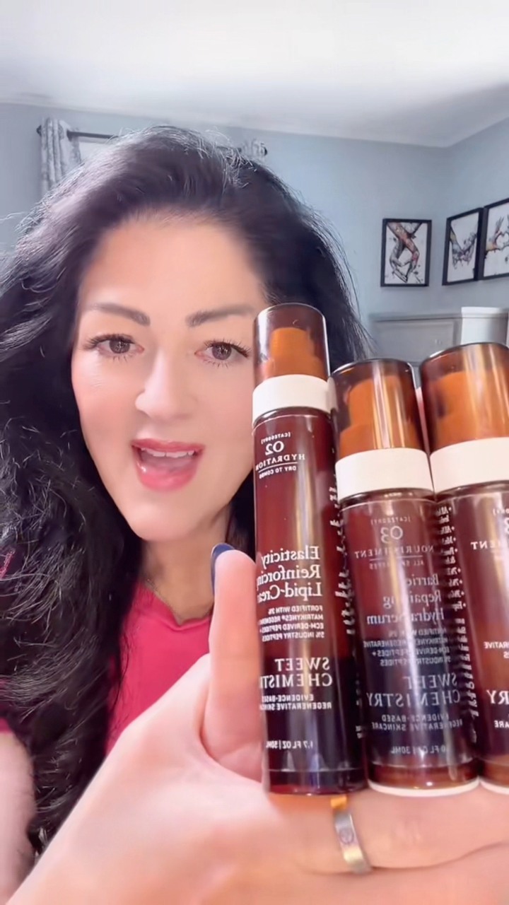 Suzanne's timeless routine 💛 These were her daily skincare staples - and they remain core favorites in the collection. ✨Liquid Oxygen Therapy Facial Serum ✨Ageless Serum ✨Glutathione