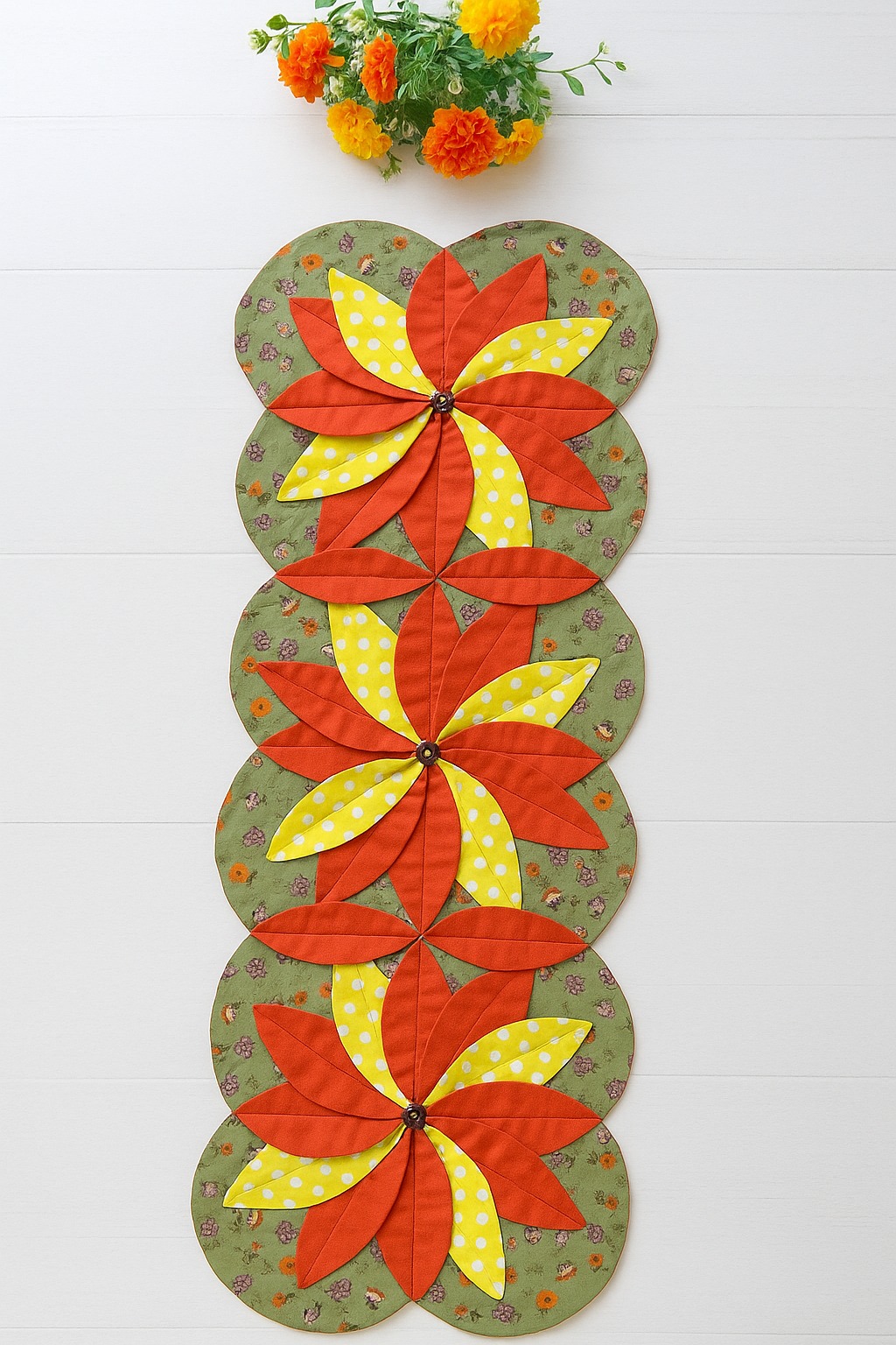 Scrap Fabric Projects // How to Sew Flower Table Runner #sewing # ...