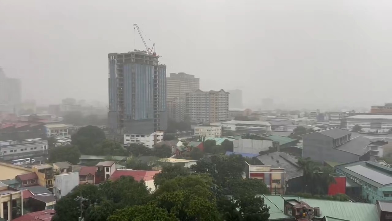 LOOK: Moderate to heavy rainfall with lightning and thunder persists in ...