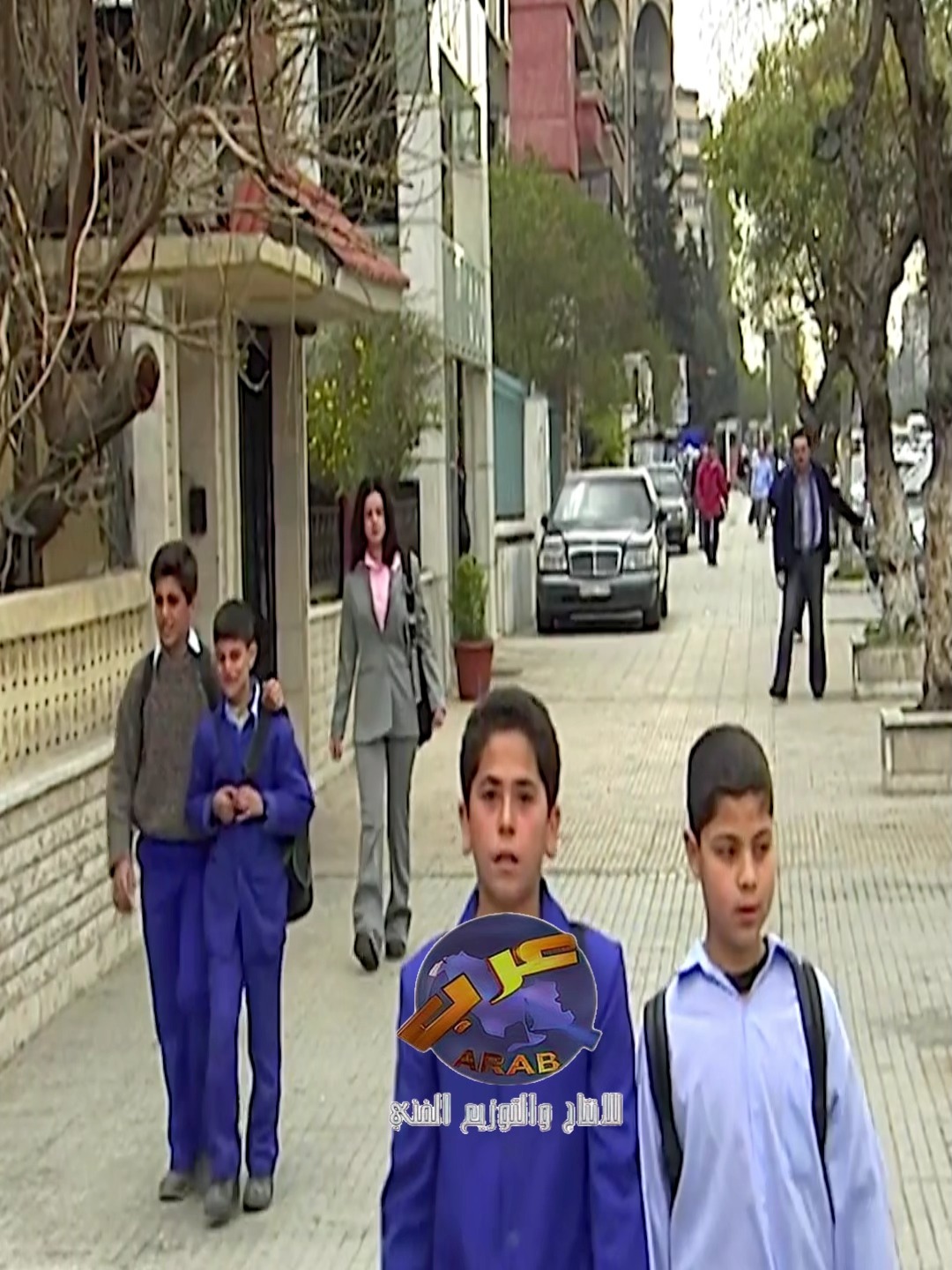 فتنته بجمالها استغلته وقدرت تسرق شنتة الملايين من نص بيته هربت فيها ...