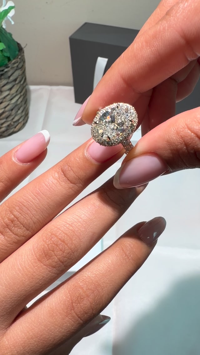 6.6 carat total weight of diamonds. •••••••••••••• #gemsnglitz 𝐶𝐸𝑁𝑇𝐸𝑅 ...