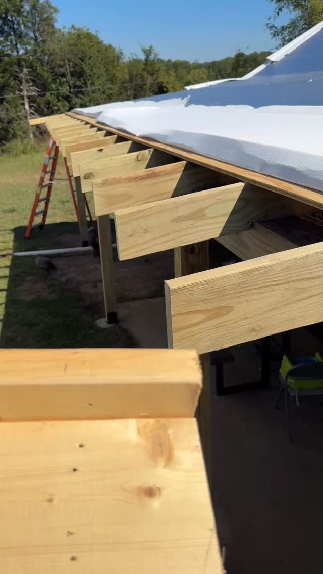 Simple easy jig to mark rafters tails to cut them off. Saves pulling ...