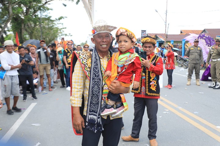 Dalam kemeriahan Pawai Budaya HUT Bulungan, Bupati Bulungan Syarwani ...