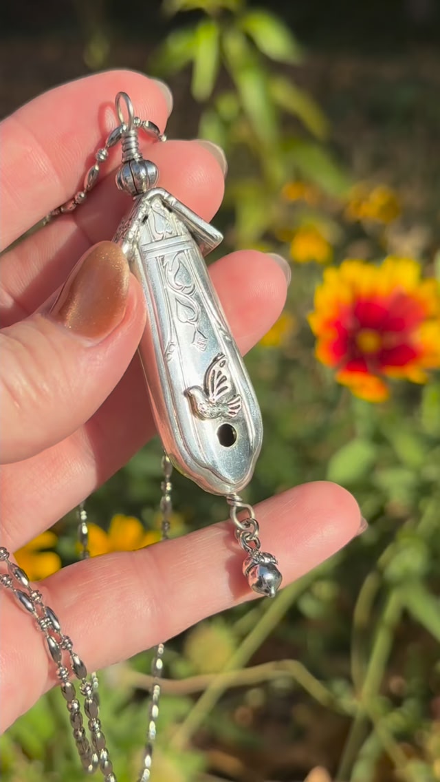 A Bouquet of Spoons: I wouldn't want to dust it… but isn't this a
