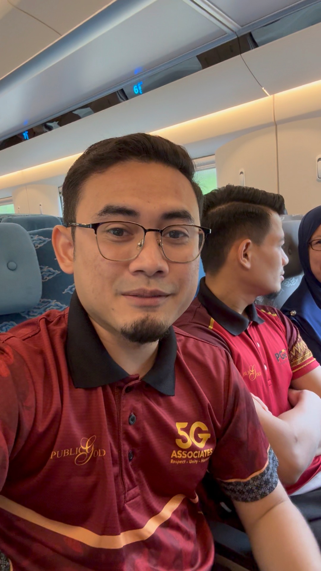 Dalam perjalanan menuju ke Bandung dengan menaiki kereta api cepat ...