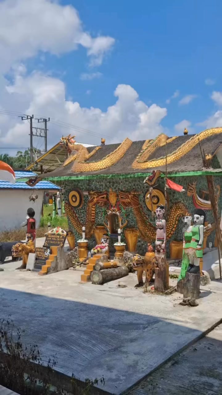 Sanduk/Sandung suku dayak kalteng adalah rumah peristirahatan terakhir ...