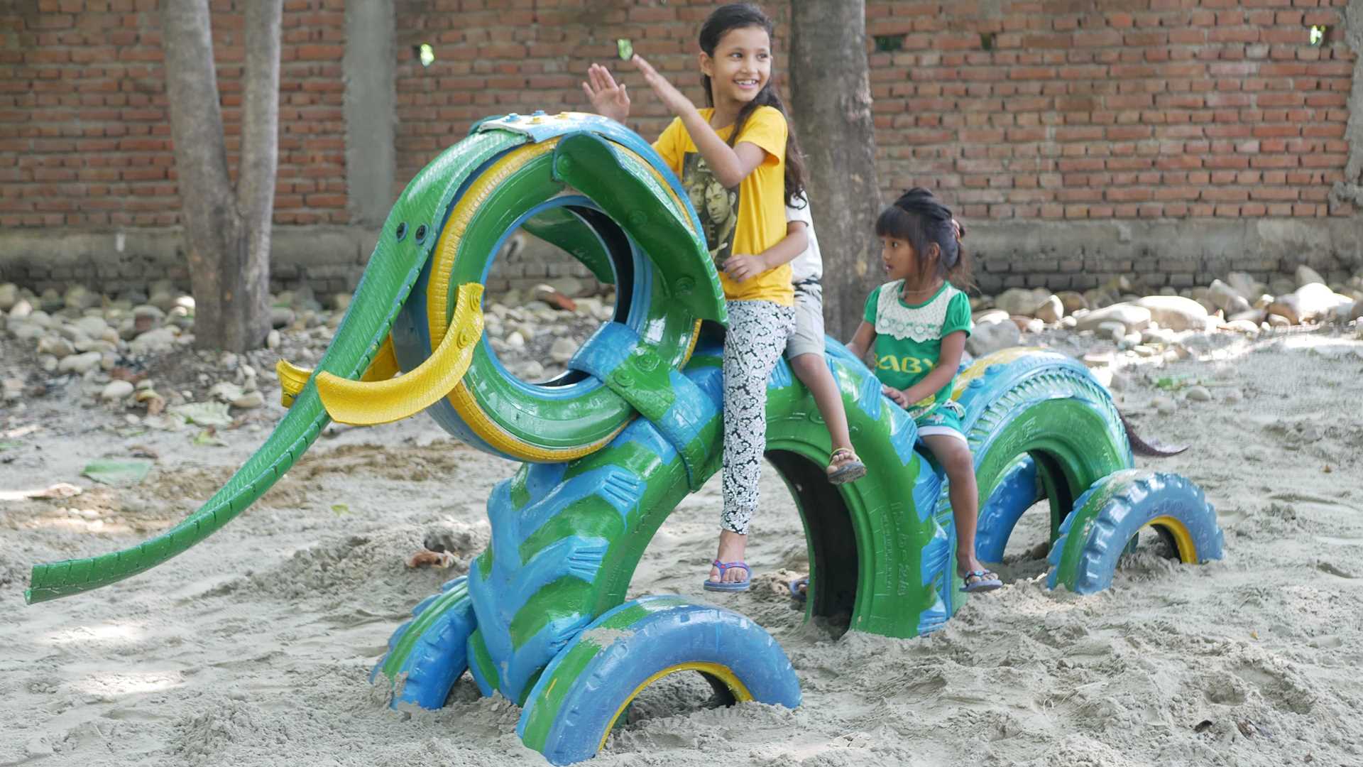 Trampoline exterieur pour amuser vos enfants en securite de 223cm