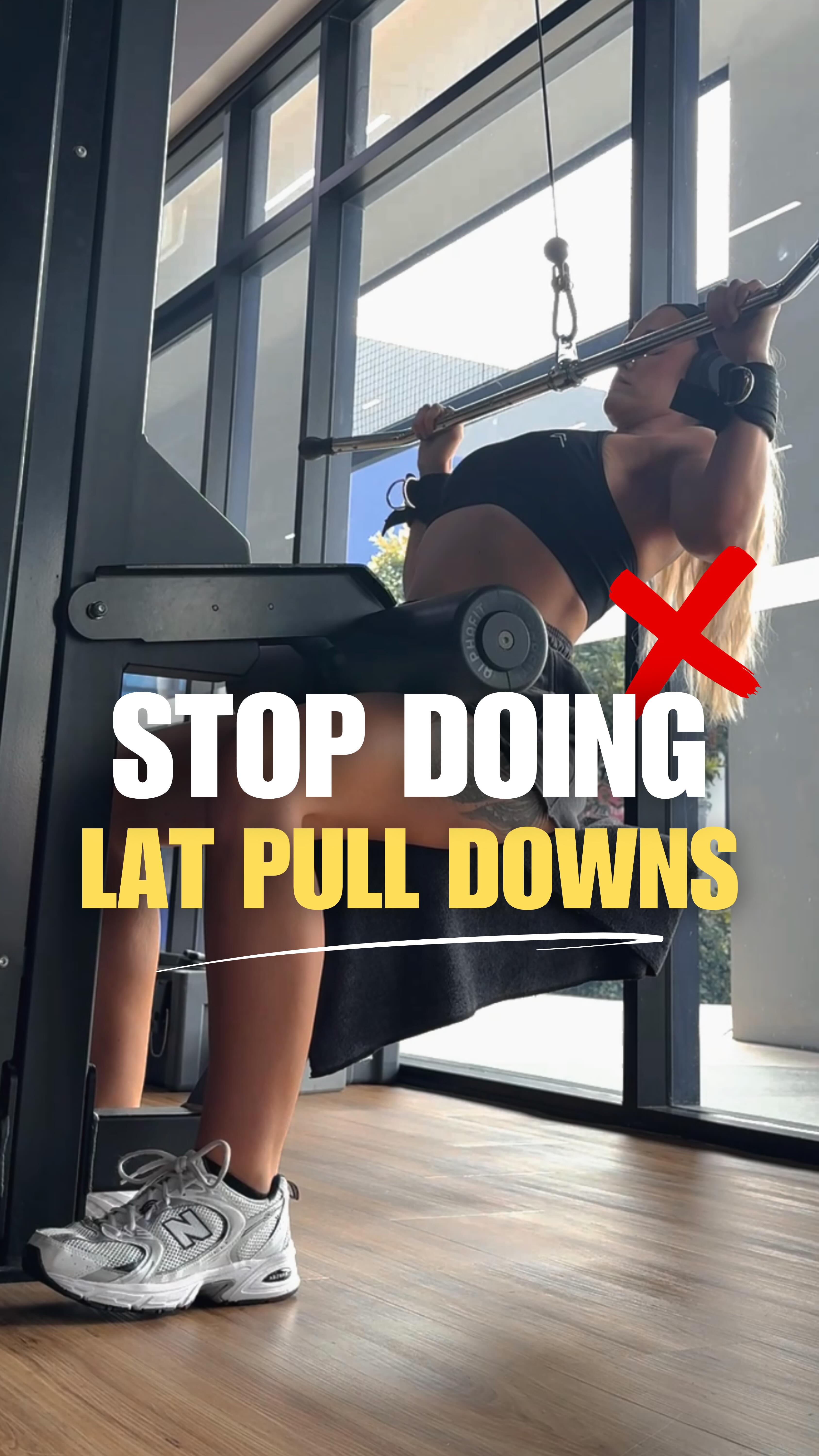 💪 Who knew a back exercise could make your waist look smaller? Enter ...