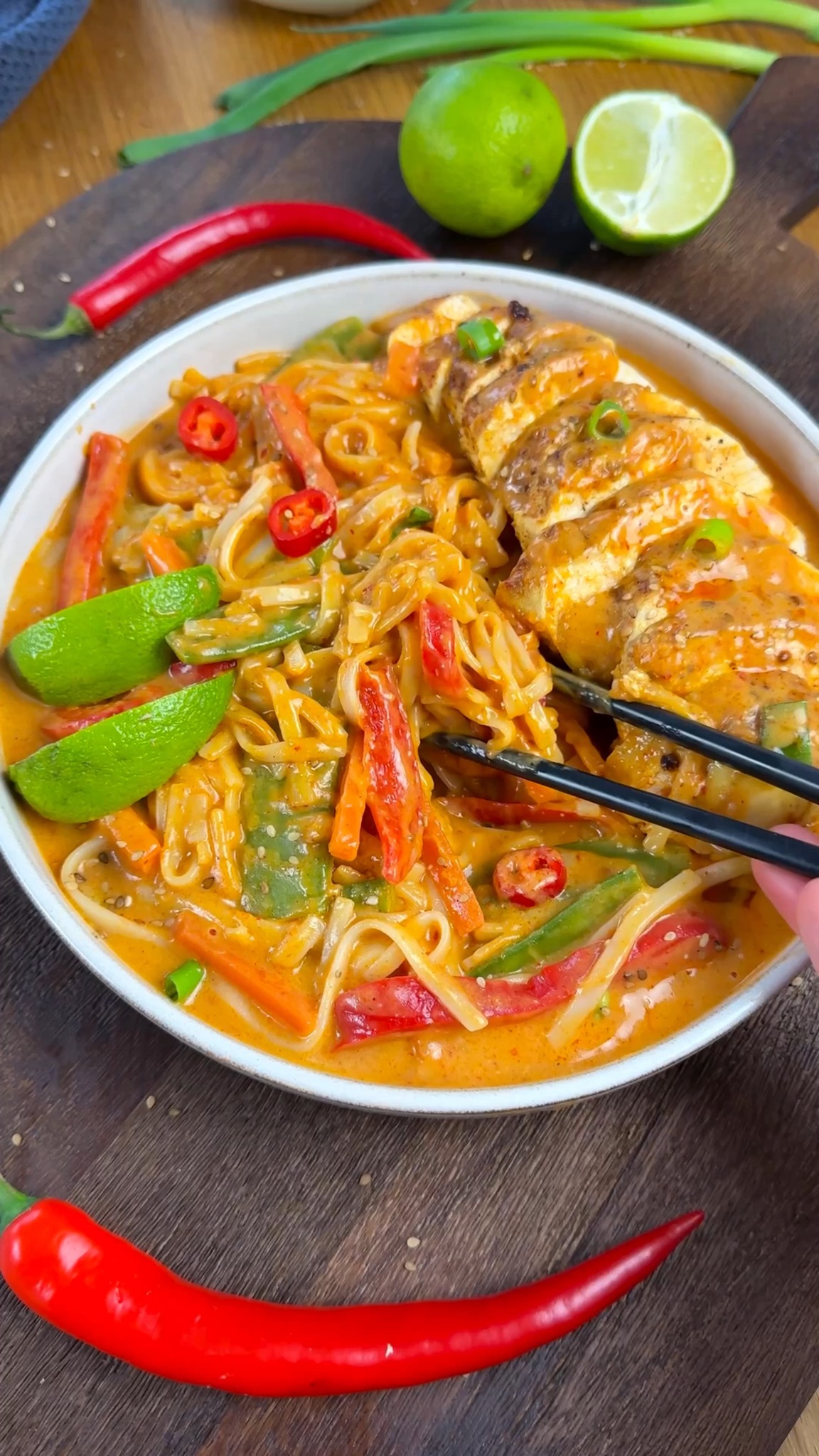 Cremige Ramen mit Erdnuss & Kokos 🍜🥥🥜 Zum Rezept 👉 https://www.foodwerk ...