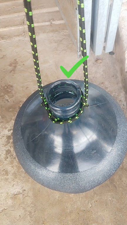 An easy and practical way to tie the gallon head, so it's easy to carry ...