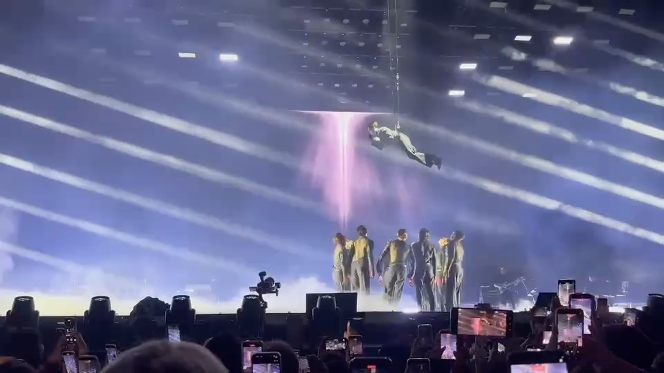 THE MAGIC MAN IS HERE! Jackson Wang stuns Manila crowd as he is hoisted ...
