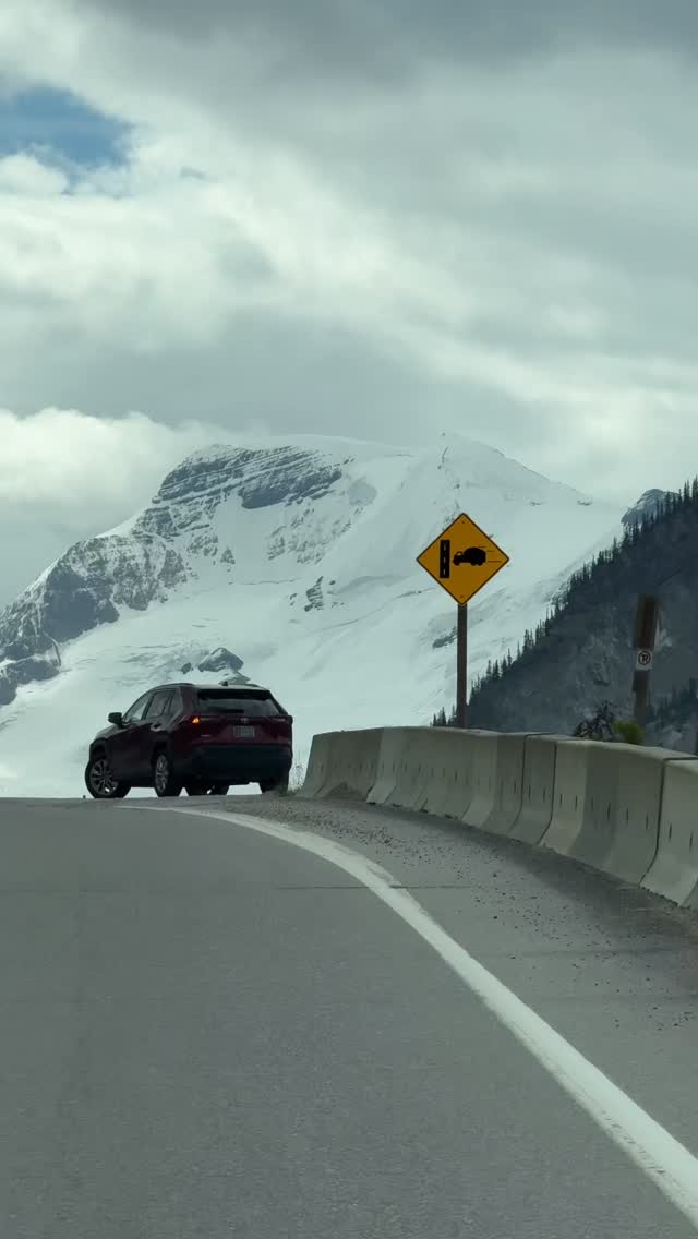 The Icefields Parkway is a scenic drive in Canada connecting Lake ...