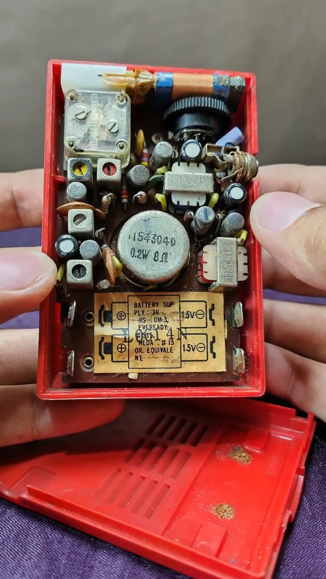昭和レトロAIWA AM RECEIVER AR-555ラジオ(新品未使用) The Aiwa AR-555 is a vintage, pocket-sized AM receiver. It