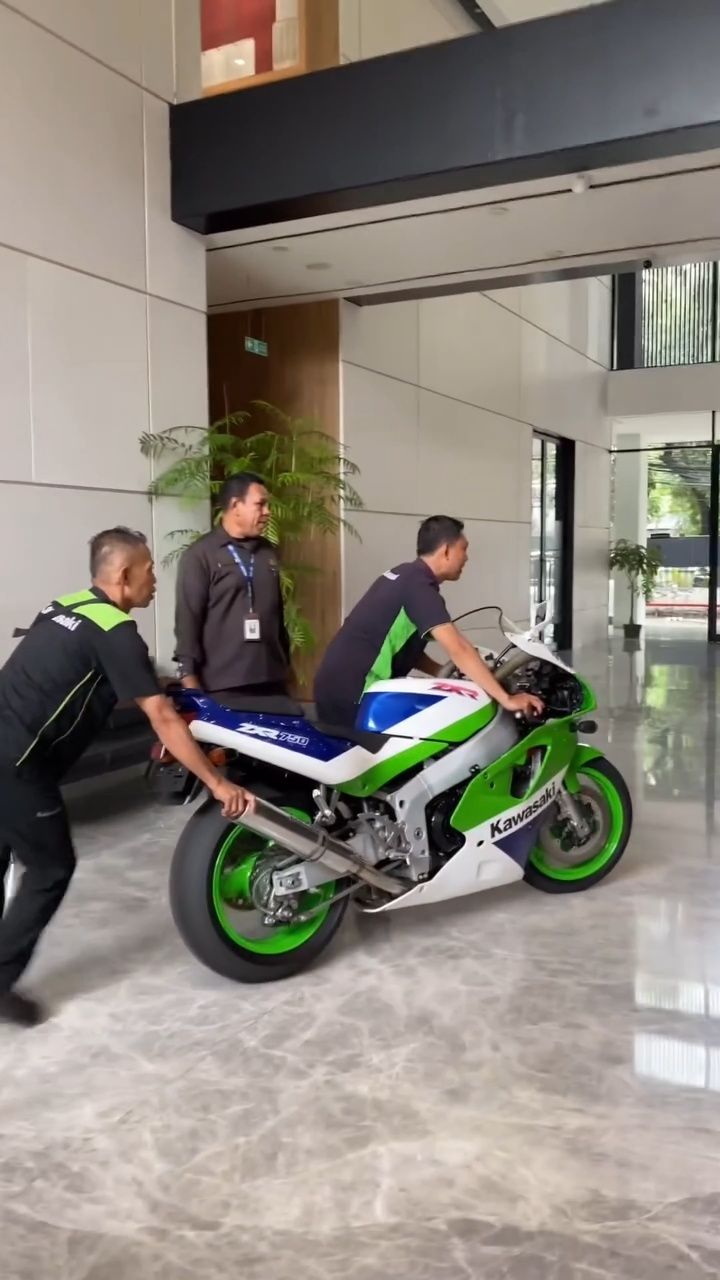 The Kawasaki Ninja ZXR750 is pure joy on two wheels. Its sleek