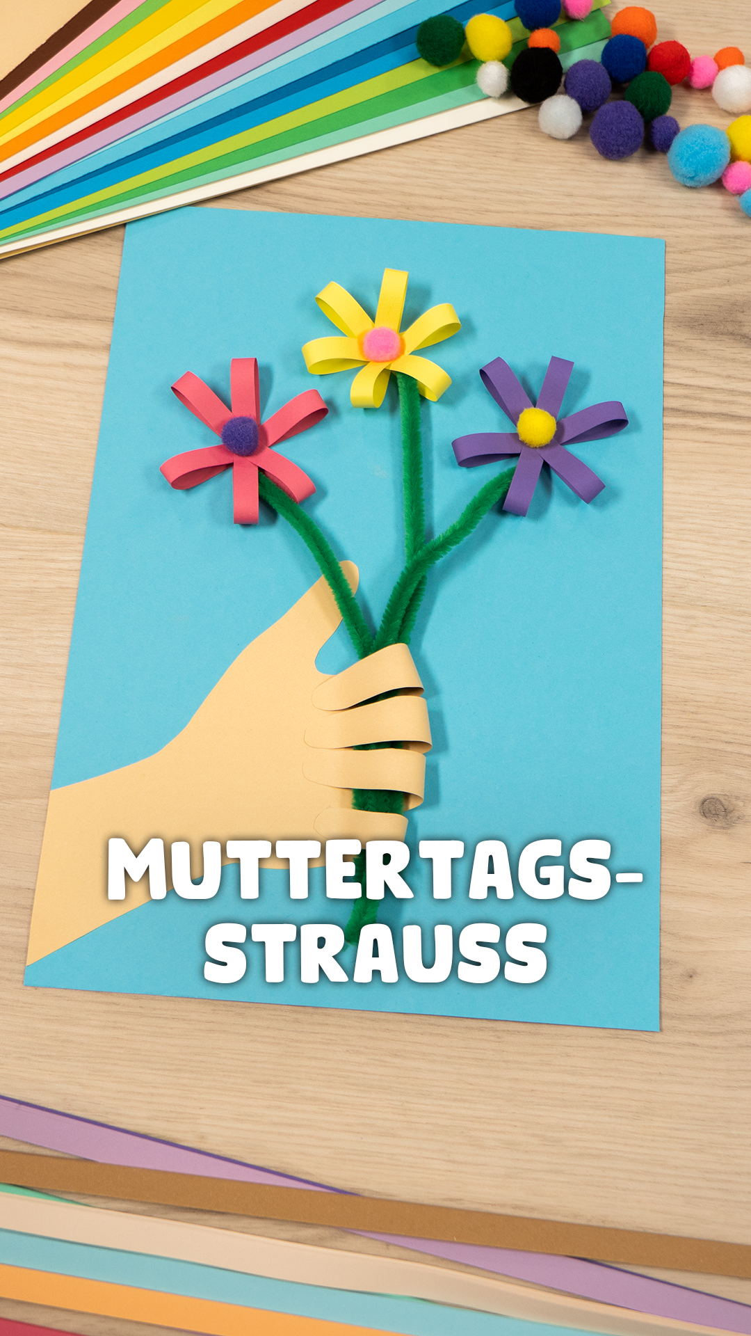 Dieser Blumenstrauß bleibt lange frisch! Deine Kinder basteln mithilfe ihrer Hand-Kontur sowie Fotokarton, Tonpapier Flechtstreifen, Pompons und Pfeifenputzern ein kunterbuntes Blumen-Bild 💐 So