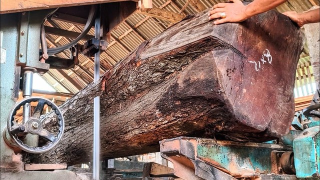 Amazing! The dangerous process of sawing large and long mahogany logs # ...
