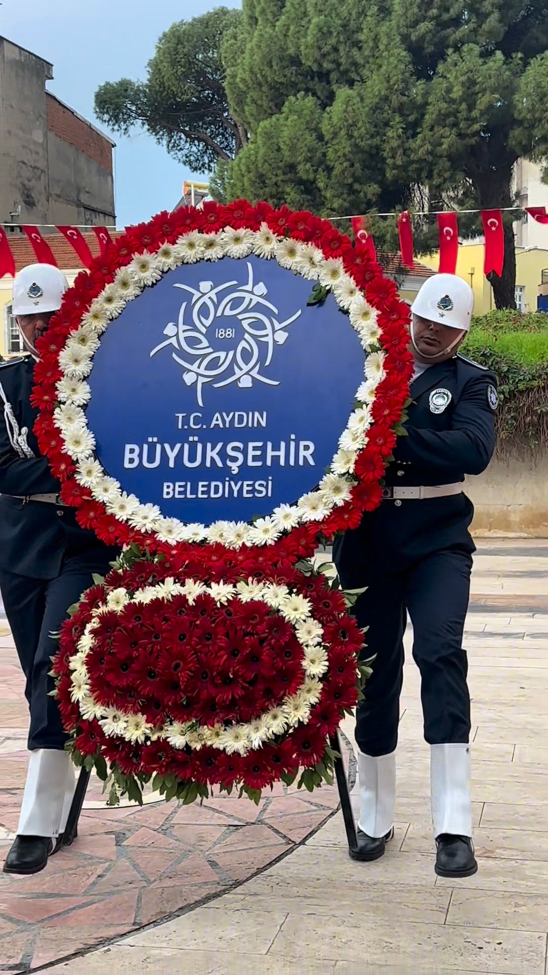 ⚫Aydın Valiliği önünde Atatürk Anıtı’na Çelenk Sunma Töreni ...