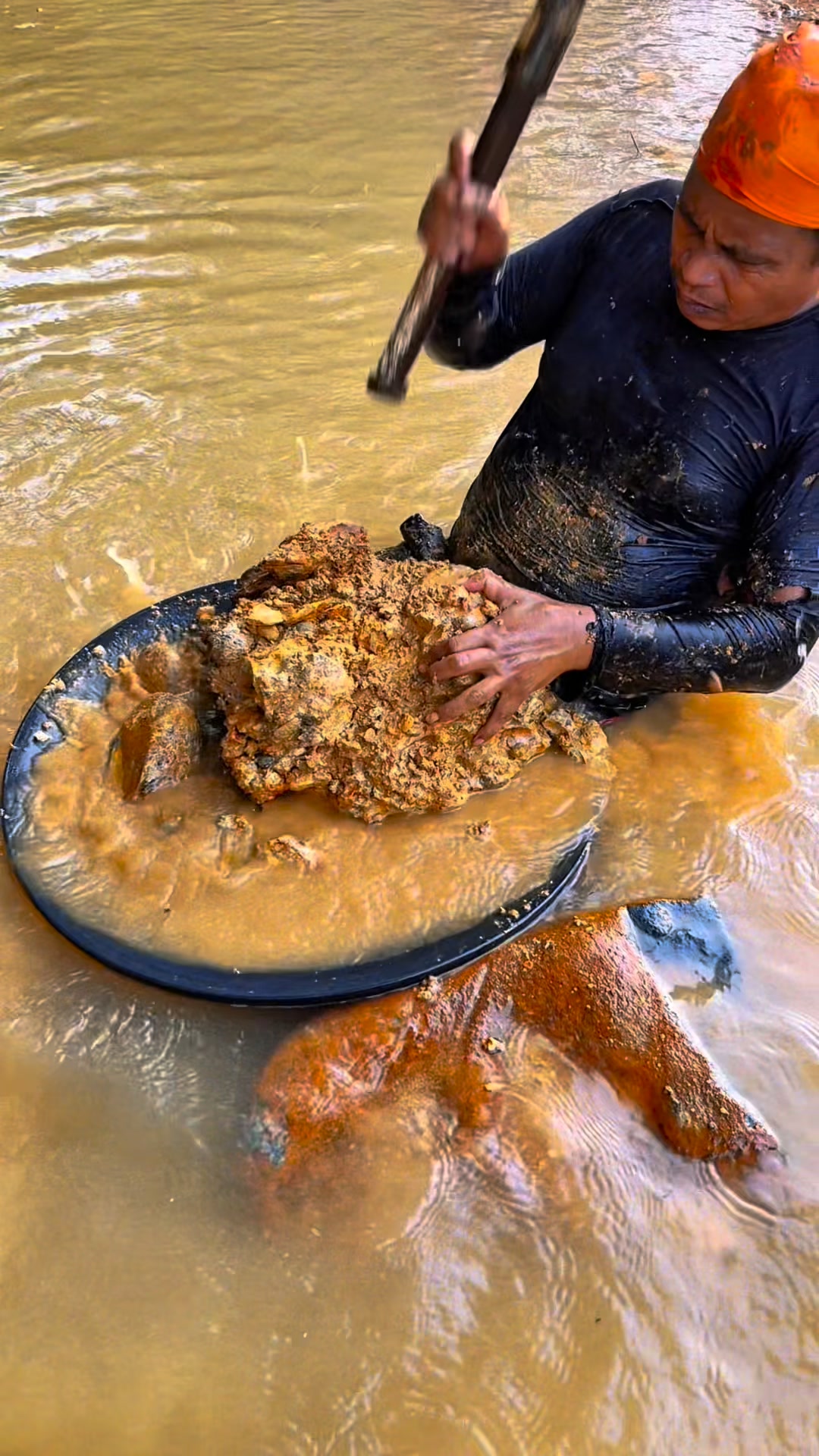 Perfect, the process of getting a lump of gold on the edge of the river ...