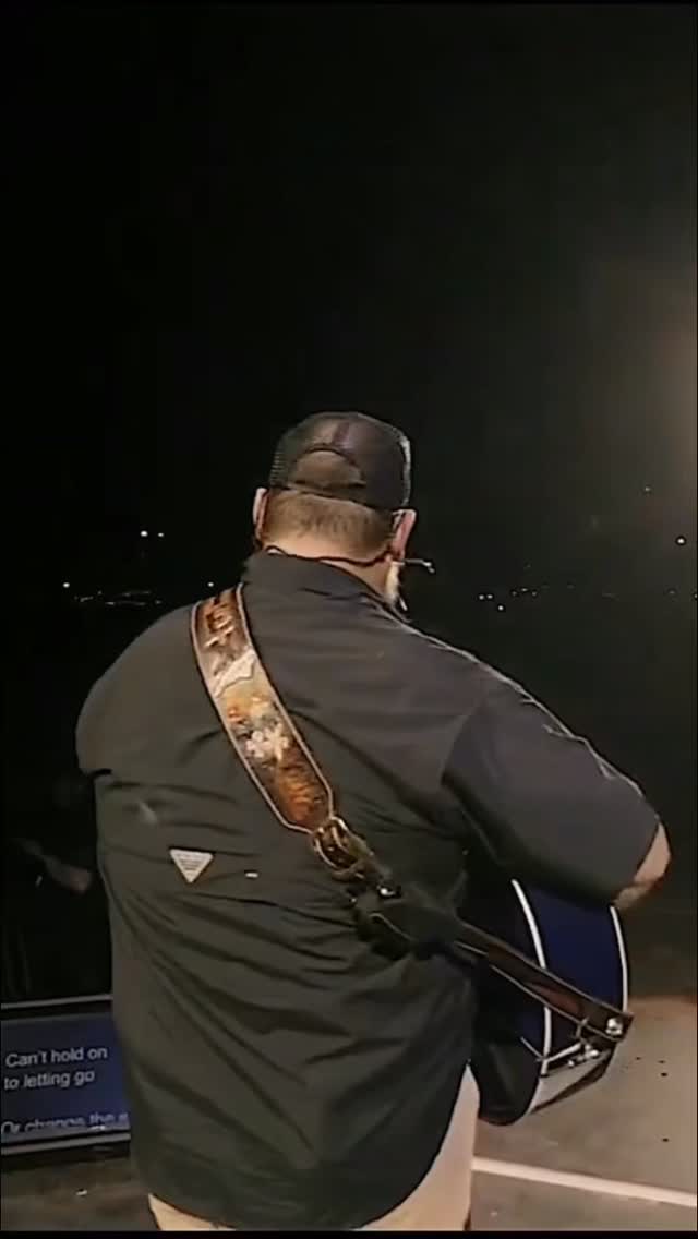 Luke’s ASL interpreter is his doppelgänger #lukecombs | Luke Combs ...