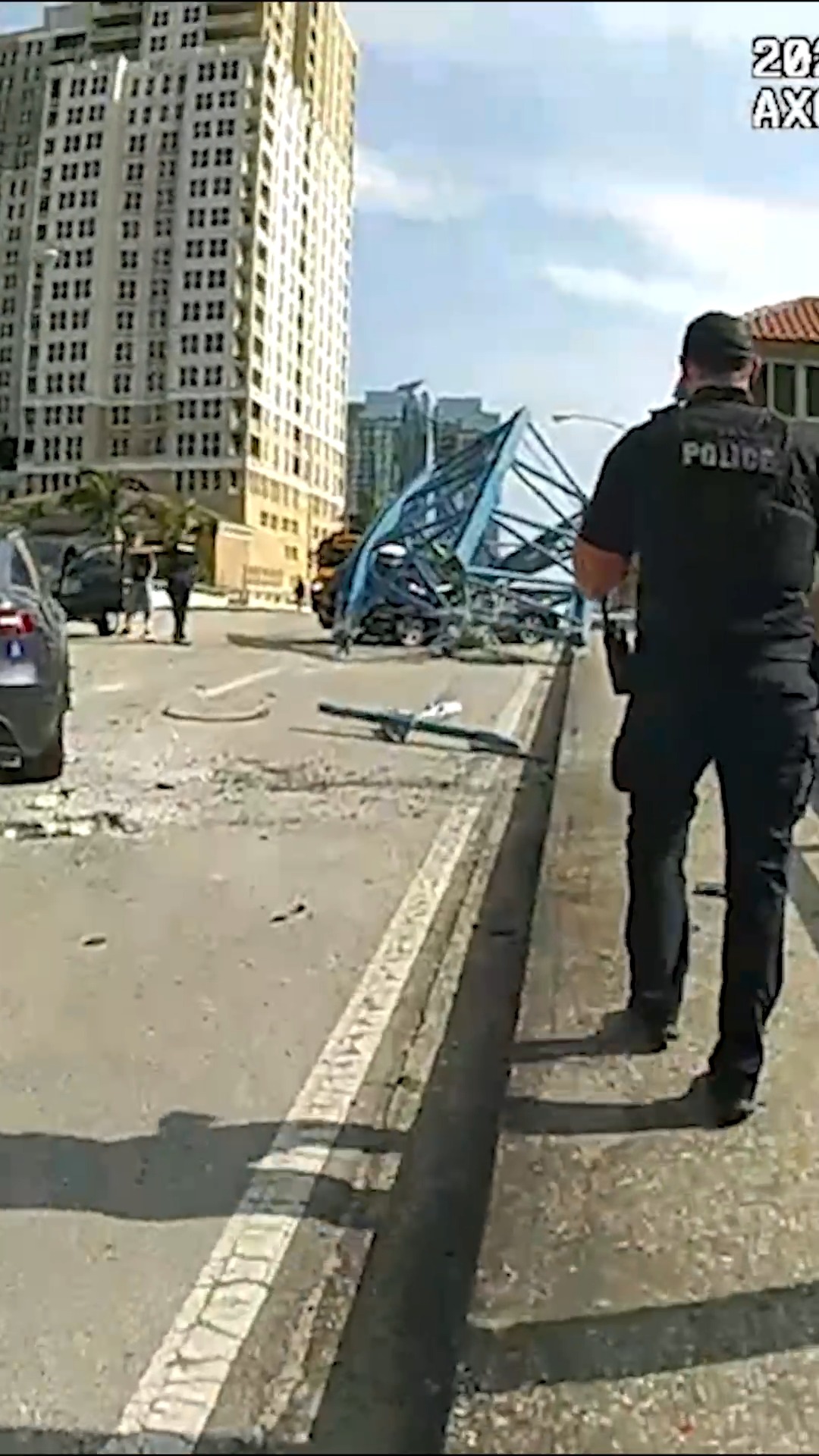 This is the moment a crane collapsed onto cars on the SE 3rd Ave ...