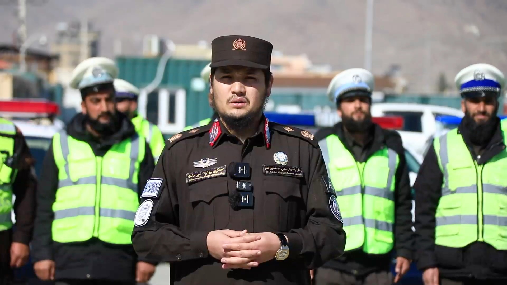 ‏نن د کورنیو چارو وزارت د ټرافیک پولیسو ته د لسګونو نويو رنګ شويو موټرو ...