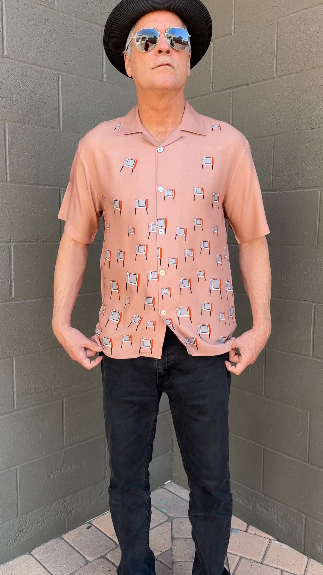 Retro pattern Timeless cool , The Telefunken camp shirt is a mid-century-inspired statement, finished with a Da Vinci California detail Cut from lightweight viscose moss crepe, it drapes smoothly