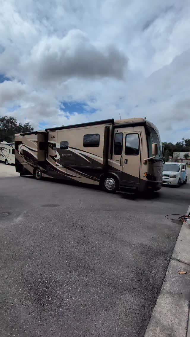 @rvselectinc has this Diesel Newmar Motorhome with only 19k miles ...