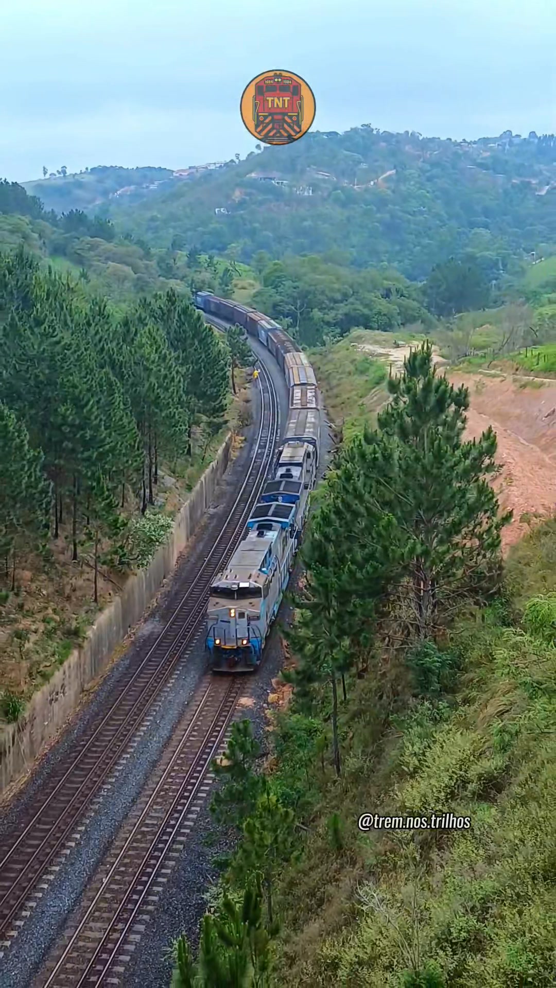 Trem da Rumo Logística carregado com açúcaraçúcar VHP, com duas ...