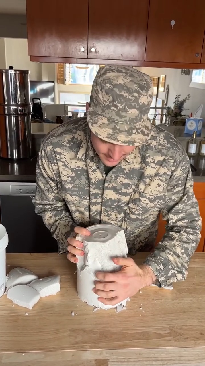 Soldier returns home to meet baby for the first time Soldier returns ...