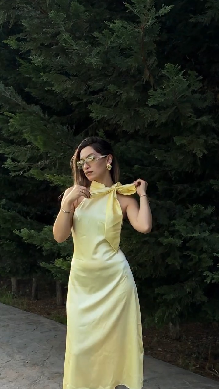 👑 Soie jaune = glamour instantané. Cette robe n'est pas qu'un simple ...