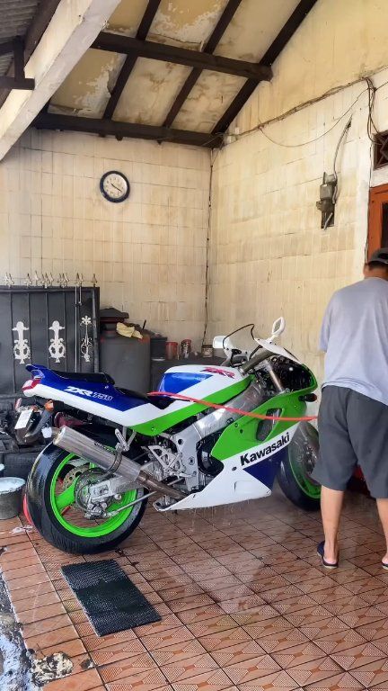 It's time to clean up the Kawasaki Ninja ZXR750, a classic 90s