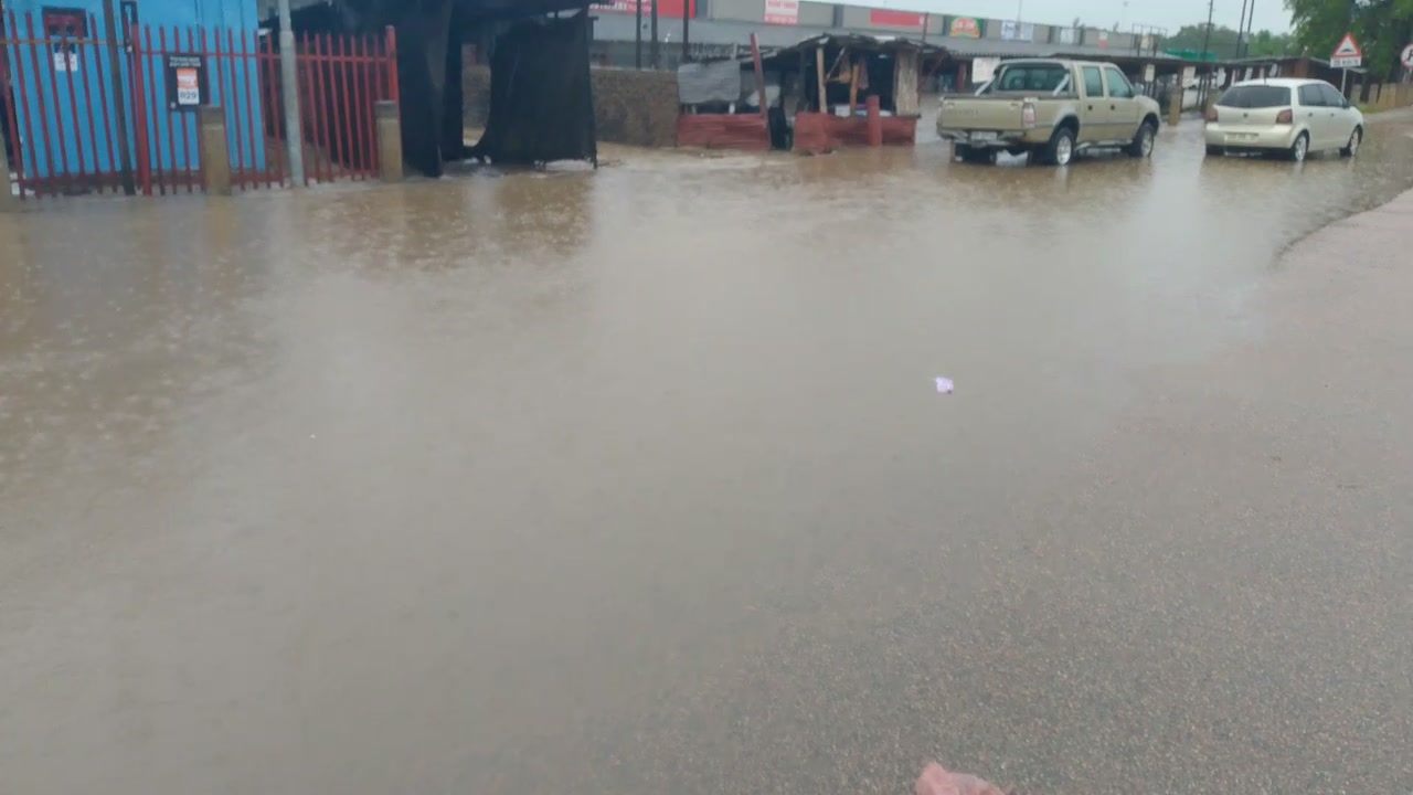 [BREAKING NEWS] The road from R81 traffic lights, Siyandhani crossing ...