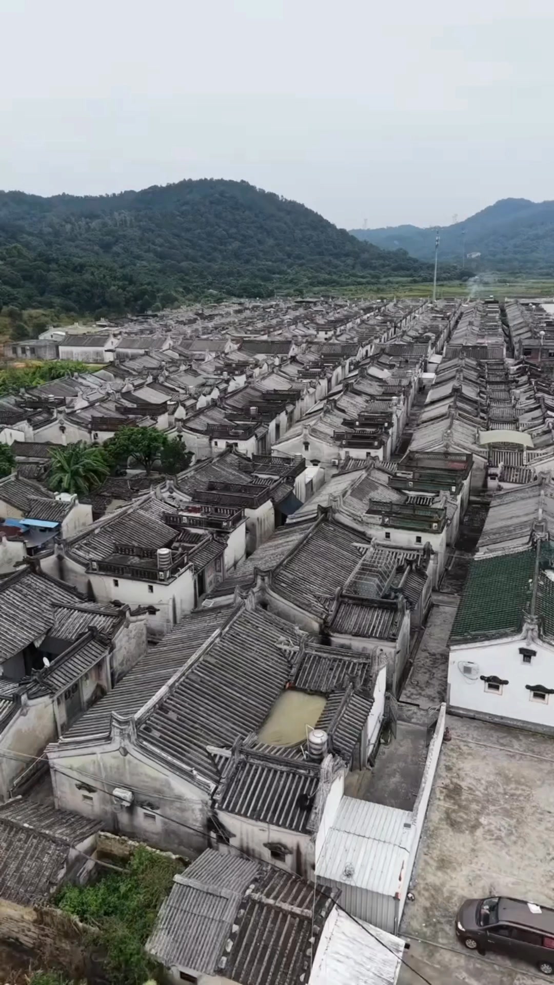 潮汕傳統民居，原來這麽美！ 在潮汕鄉村，雖然高樓大廈很普遍，但仍保留一些傳統老式民居。 這些民居有形象生動的名字。比如“下山虎”“三壁連 ...