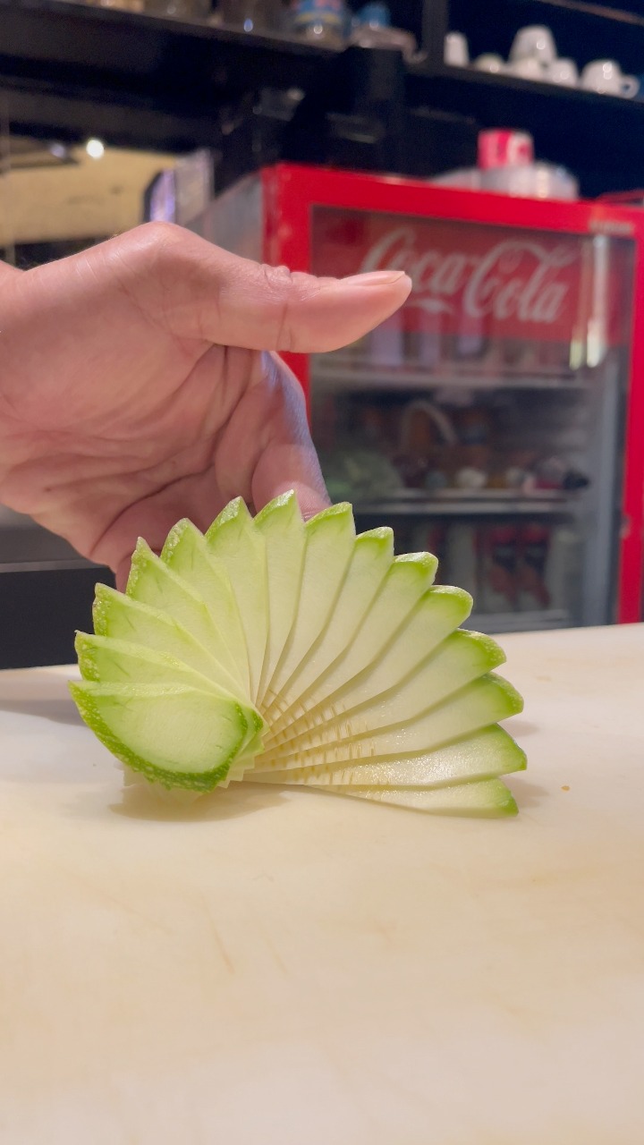 เบสิค สไลด์บวบเป็นลวดลายใบพัด สวยงาม Basic: Slice the zucchini into a ...
