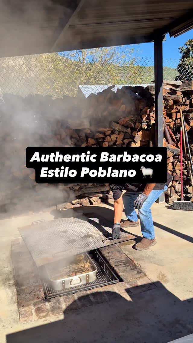 @deliciasdpuebla is making delicious lamb barbacoa and cochinita pibil ...