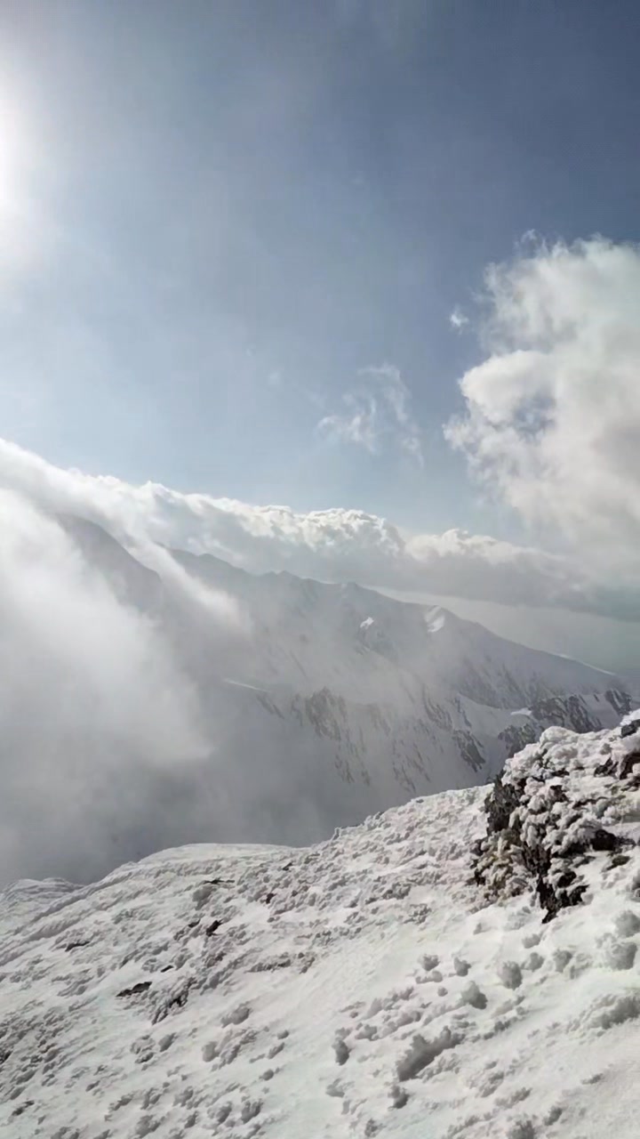 Coborâre de pe vârful Văiuga ( alt.2443 m) spre Șaua Capra ( alt. 2315 ...
