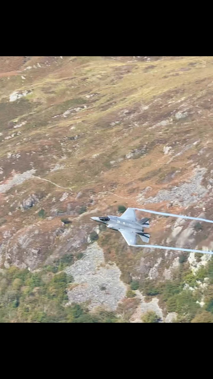REAPER flight of F35’s exiting the Mach Loop in some amazing light 🤘🏼 ...