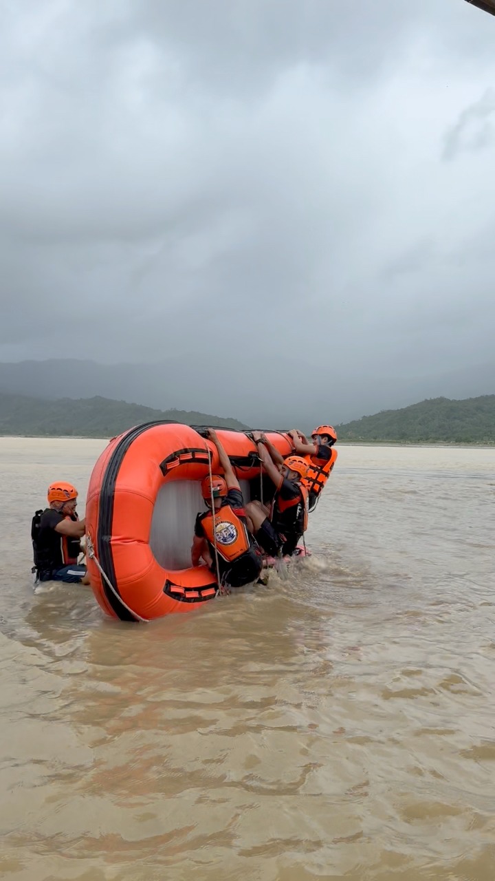 🔥 WHEN YOUR BOAT CAPSIZES — DO YOU KNOW WHAT TO DO? Training to survive ...