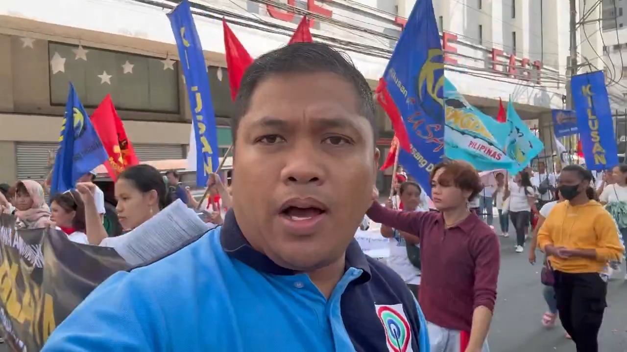 Nagsagawa ng protesta ang ilang grupo sa Recto Avenue sa Maynila na ...