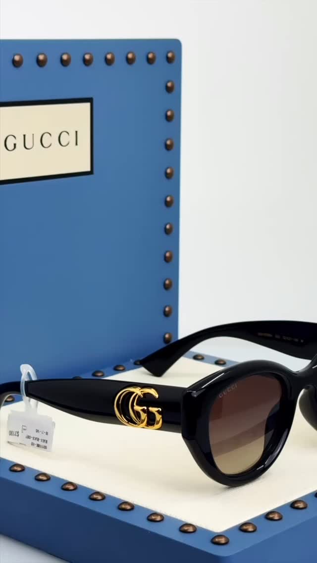 With oversized silhouettes and chain details, a strong retro feel