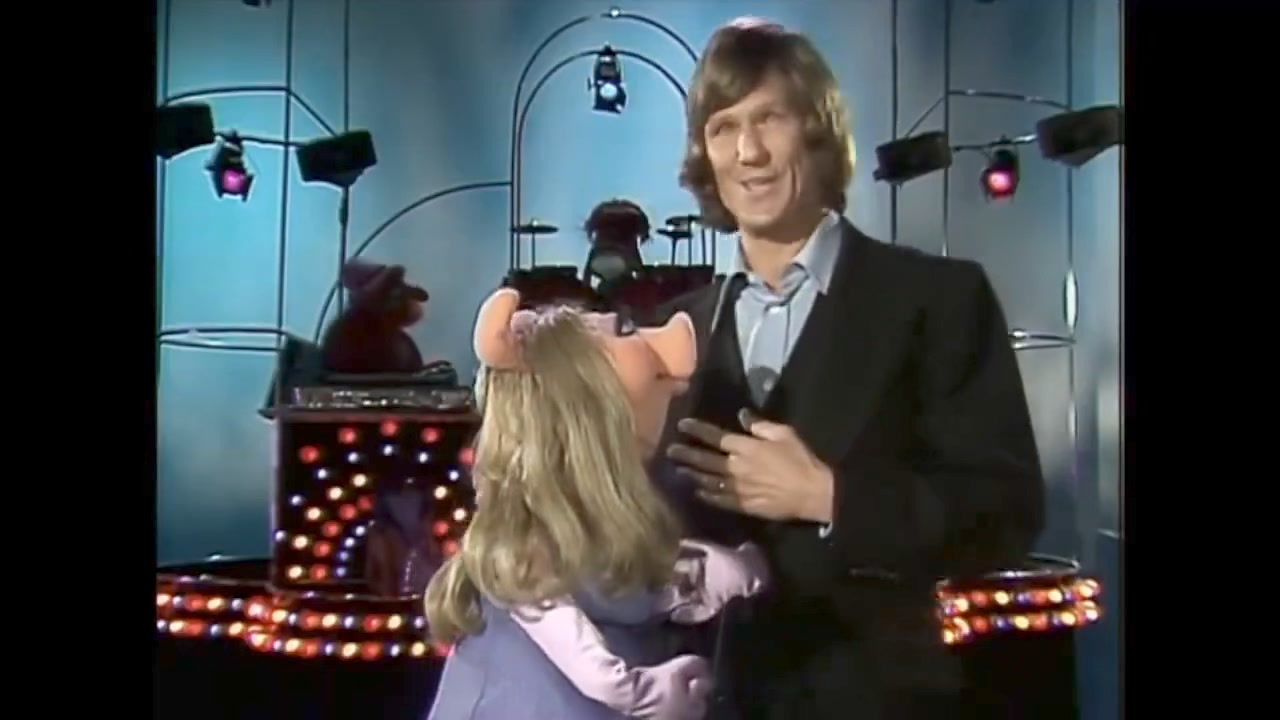 Kris Kristofferson attempts to perform “Help Me Make It Through the ...