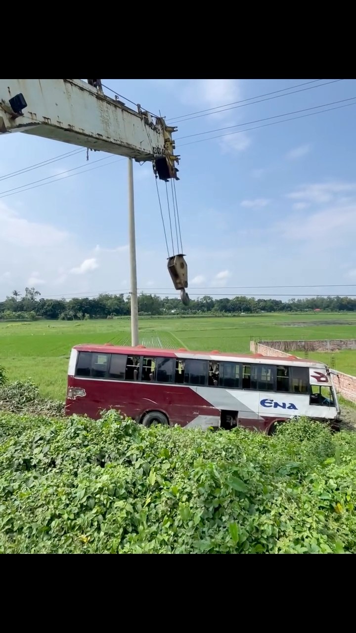 “সমস্যা বড় হোক বা ছোট — ক্রেনের সামনে সব সমান।” #reelschallenge #