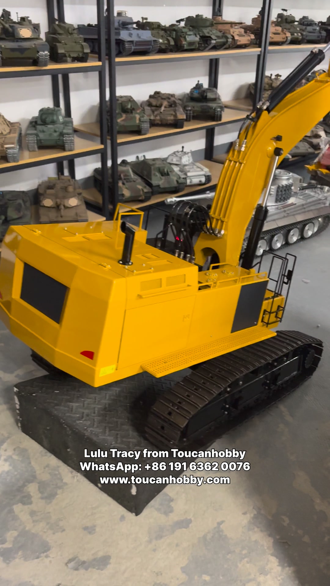 This 1/8 scale CAT 390 isn't just big… it's a whole operation