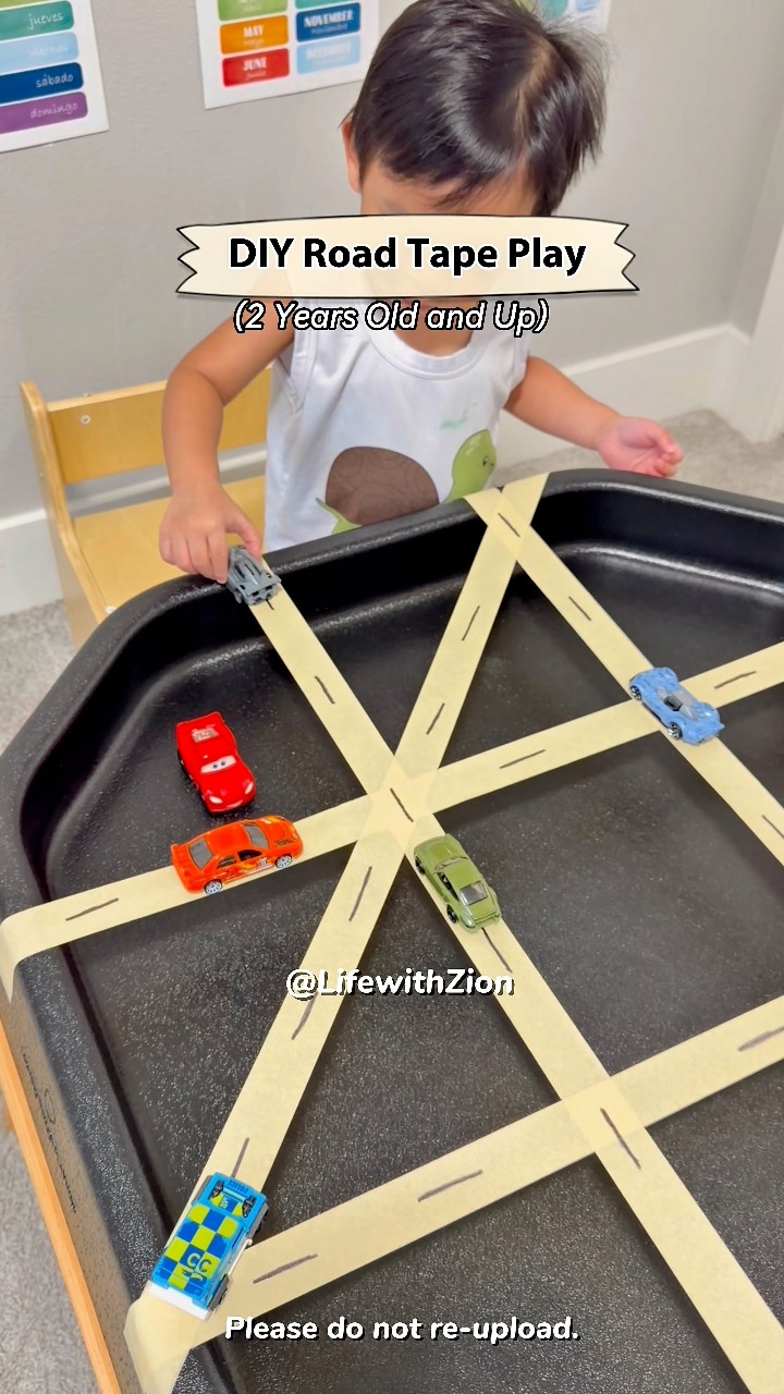 Looking for a simple but fun tuff tray activity? 🚗🚙 This DIY car road ...