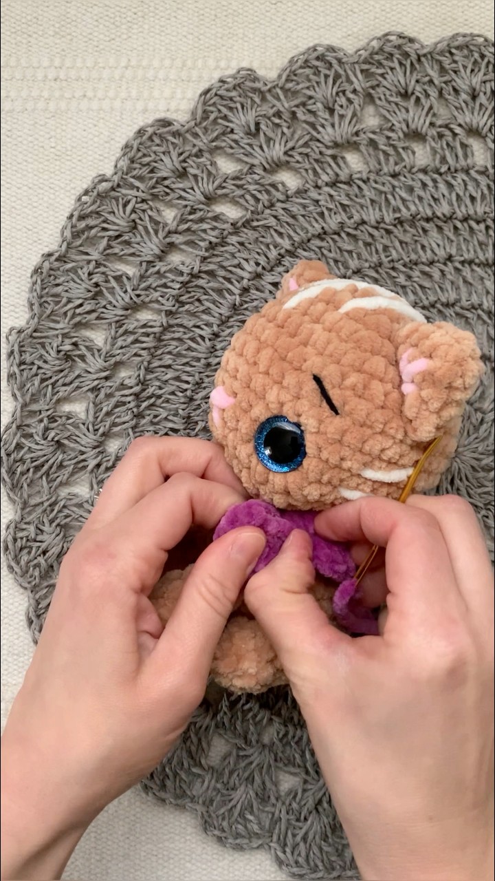 Calling all crafty cat lovers! This collection of 12 adorable