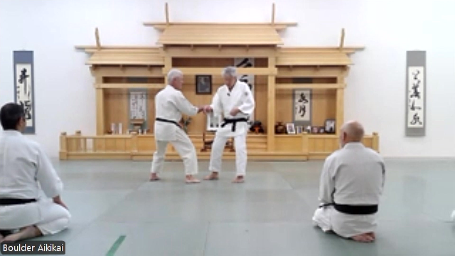 Aikido Internal work , First, move the center point, disrupt the ...
