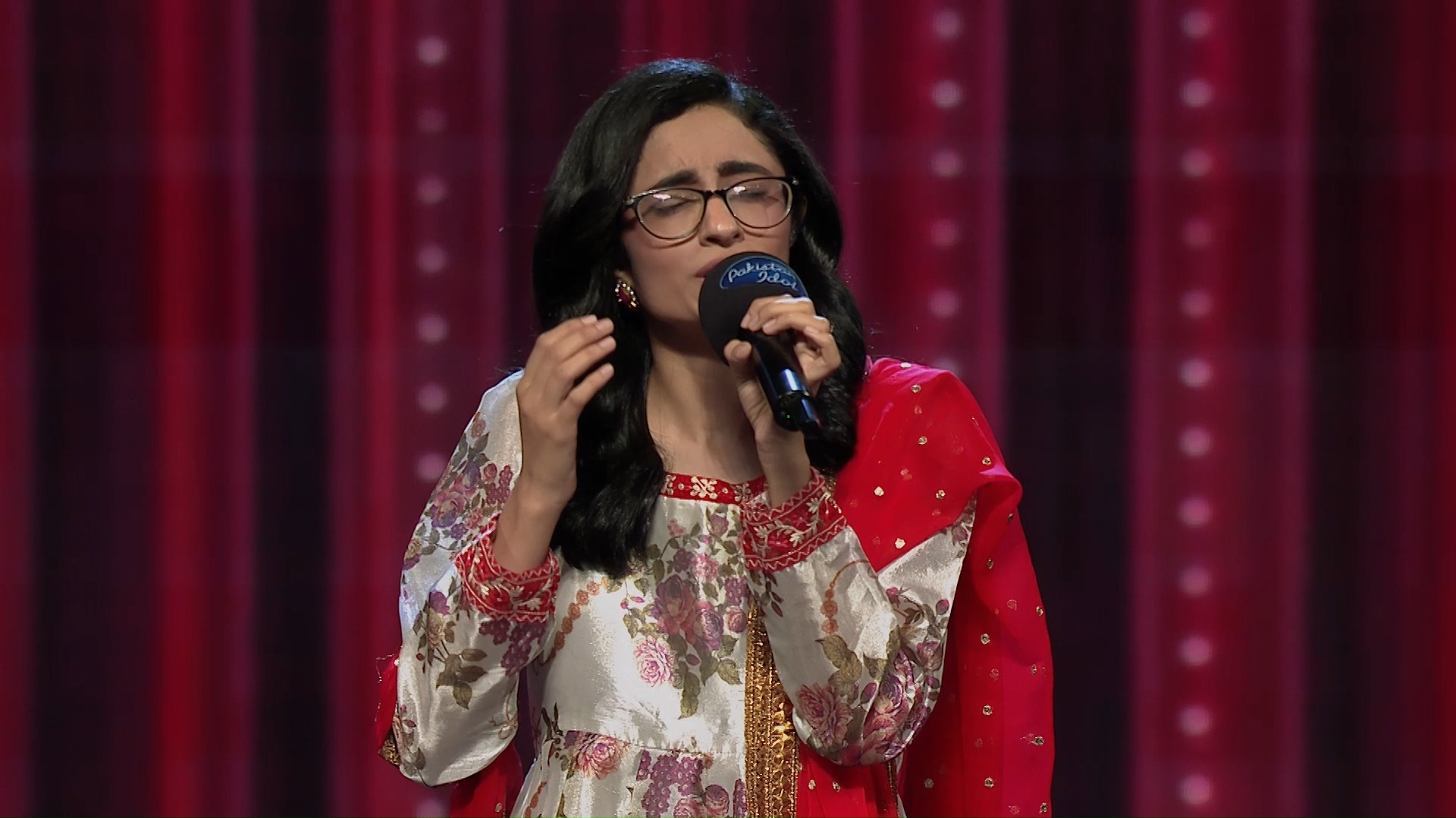 Rawish Rubab brings her timeless charm to the Gala Round with “Hamari ...
