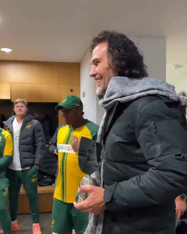 Victor Matfield hands Malcolm Marx his 2025 World Rugby Player of the ...