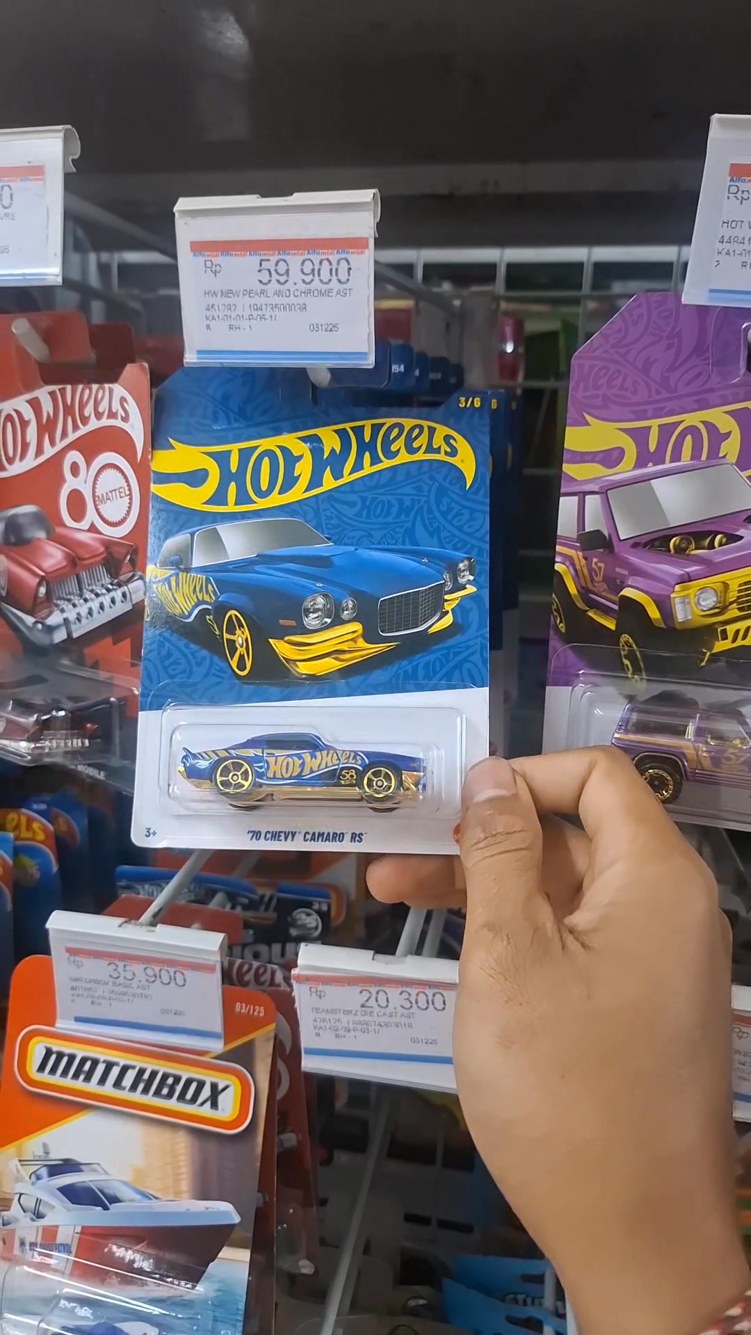 Diecast Cek rak paling atas, semua diecast tersusun rapi di rak dengan ...