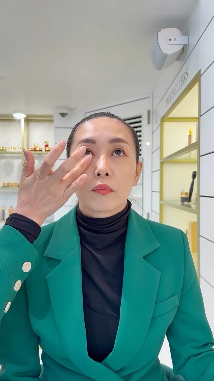 銀座店のますみさんに、 スキンリファイニング マルチアクションの